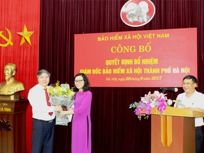 Thứ trưởng, Tổng giám đốc BHXH Việt Nam Nguyễn Thị Minh trao quyết định bổ nhiệm cho ông Nguyễn Đức Hòa. Ảnh Tuoitrethudo.vn