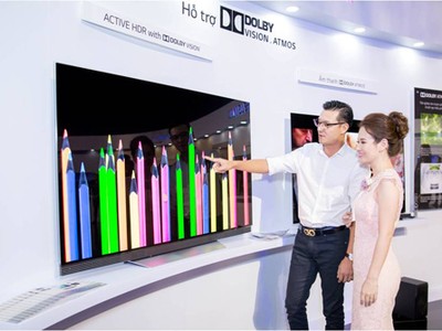 Sản phẩm được nhà sản xuất đặt tên là “Tuyệt tác TV dán tường”. Trong buổi ra mắt, một số khách mời nổi tiếng tới trải nghiệm chất lượng hình ảnh và thực hiện bẻ cong màn hình TV.