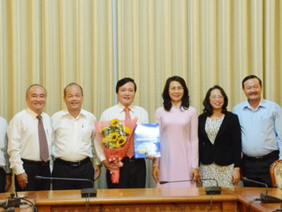 Đồng chí Phùng Công Dũng nhận quyết định bổ nhiệm chức vụ Chủ nhiệm Ủy ban về người Việt Nam ở nước ngoài TPHCM. Ảnh: KỲ LÂM