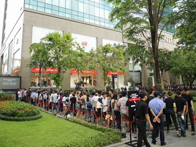 Hơn 4.000 người sắp hàng trong ngày đầu tiên H&M ra mắt tại TP HCM.