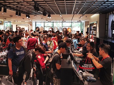 Chật như nêm trong ngày đầu khai trương cửa hàng H&M ở Sài Gòn. Ảnh: Lê Quân.