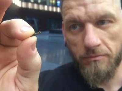 Người Thụy Điển cấy chip vào tay để thanh toán vé tàu