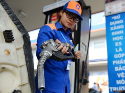 Giá xăng tăng lần thứ 5 liên tiếp trong 2 tháng, vượt 18.000 đồng/lít