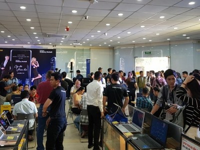 Người mua chờ từ 6h sáng để nhận Galaxy Note8