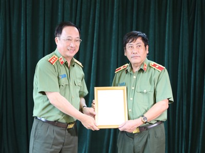 Thượng tướng Nguyễn Văn Thành trao quyết định cho Thiếu tướng Trương Giang Long. Ảnh CAND