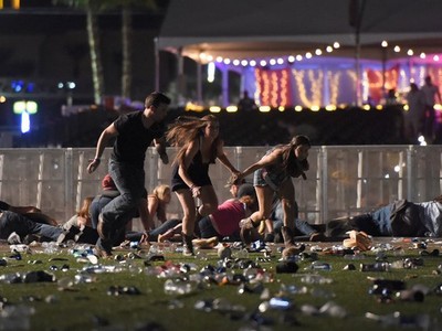 Người tham dự lễ hội âm nhạc nằm rạp xuống đất hoặc chạy tán loạn tìm nơi trú ẩn khi bị xả súng. Ảnh: Getty