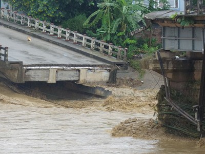 Phóng viên TTXVN bị lũ cuốn khi tác nghiệp ở Yên Bái