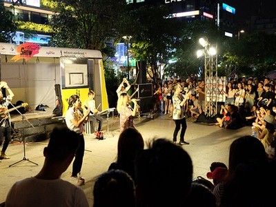 Hoạt động nghệ thuật đường phố cuối tuần thu hút đông người xem ở Nguyễn Huệ. Ảnh: Thiên Chương.