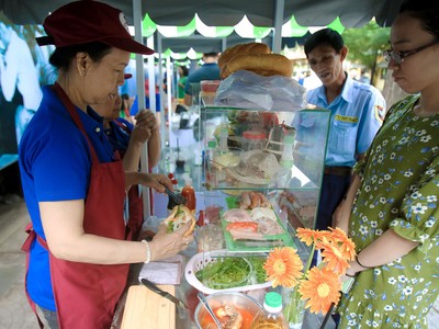 Tiểu thương phố hàng rong tăng thu nhập sau một tháng hoạt động