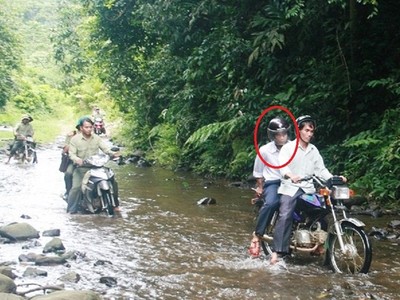 Ông Đoàn Tất Chẩn (khoanh tròn), nguyên Giám đốc Ban quản lý Rừng phòng hộ Sông Tranh vừa bị bắt khẩn cấp. Ảnh: TT