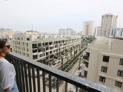 Khách hàng thưởng lãm view cảnh quan từ căn hộ chung cư của HD Mon City