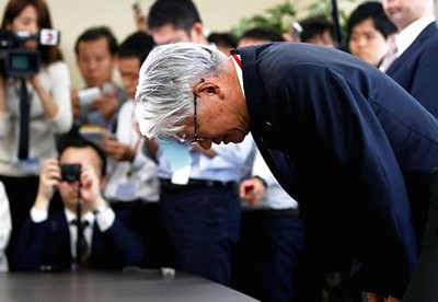 CEO Kobe Steel cúi đầu xin lỗi trong buổi họp báo ngày 13/10 tại Tokyo. Danh tiếng chất lượng xe hơi Nhật bị tổn hại nghiêm trọng. Ảnh: CNBC.