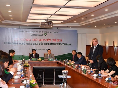 Ông Thomas William Tobin – Giám đốc Khối bán lẻ Vietcombank phát biểu nhận nhiệm vụ