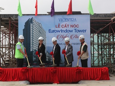 Đại diện chủ đầu tư, tổng thầu thi công, giám sát tiến hành nghi lễ cất nóc dự án Eurowindow Tower Nghệ An.