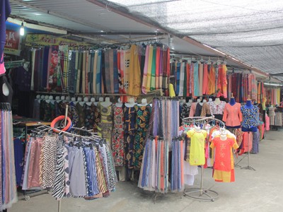 Không chỉ ở Khaisilk, lụa Trung Quốc còn bán cả ở làng nghề Vạn Phúc, phố cổ Hà Nội