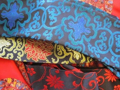 Khăn lụa tơ tằm "Made in China" được nhập khẩu về Việt Nam trong 9 tháng đầu năm 2017 với giá chỉ gần 30.000 đồng mỗi chiếc.