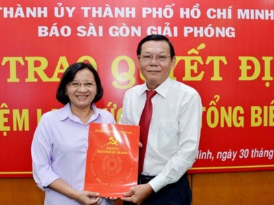 Đồng chí Thân Thị Thư, Ủy viên Ban Thường vụ Thành ủy, Trưởng Ban Tuyên giáo Thành ủy TPHCM trao quyết định bổ nhiệm lại chức danh Tổng Biên tập Báo SGGP đối với đồng chí Nguyễn Tấn Phong.