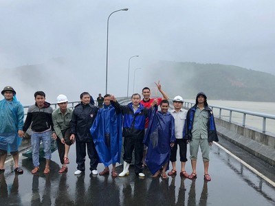 Người dân trên đập thủy điện Sông Tranh 2 vào sáng ngày 6/11/2017
