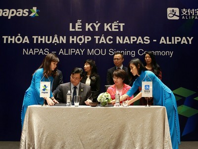 Ông Lê Quốc Hưng, Phó tổng giám đốc Phụ trách Điều hành Công ty Cổ phần Thanh toán Quốc gia Việt Nam và Bà Zhao Ying, Giám đốc Điều hành Công ty Ant Finacial Services ký kết thỏa thuận hợp tác.