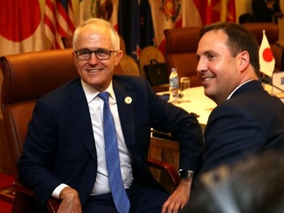 Thủ tướng và Bộ trưởng Thương mại - Du lịch - Đầu tư Australia tại phiên họp hôm qua. Ảnh: Reuters.