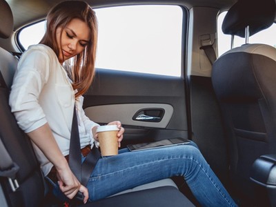 Ngồi hàng sau không thắt dây an toàn sẽ bị phạt 100.000-200.000 đồng.