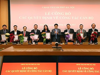 Chủ tịch UBND TP Hà Nội Nguyễn Đức Chung trao quyết định bổ nhiệm cán bộ lãnh đạo các sở, ngành.