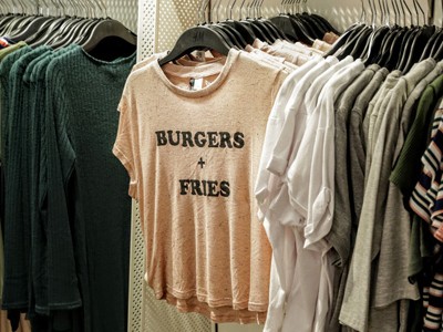 Quần áo H&M không bán được sẽ được nhà máy điện Malarenergi đốt. Ảnh: Bloomberg.
