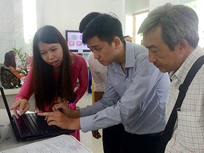 Người dân làm thủ tục cấp phép xây dựng tại UBND quận 1. Ảnh: Tuyết Nguyễn.