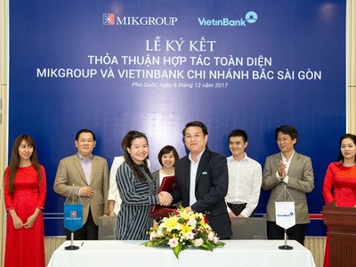 Bà Hoàng Thị Thu Hằng, Phó tổng giám đốc MIKGroup và ông Vũ Quôc Việt, Giám đốc Vietibank Chi nhánh Bắc Sài Gòn ký kết bản thỏa thuận hợp tác toàn diện
