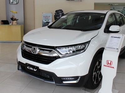 Honda CR-V 2018 bản cao cấp tại một đại lý ở Quận Tân Bình, TP HCM.