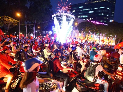 HÌnh ảnh người dân TP.HCM xuống đường mừng chiến thắng của U 23 Việt Nam