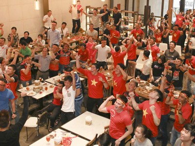 Quán bia kín chỗ ngồi ở trận bán kết giữa U23 Việt Nam và U23 Qatar. Ảnh: Đức Đồng.