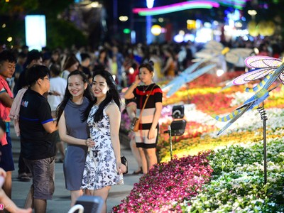 Hàng nghìn người đổ về đường hoa Nguyễn Huệ trong đêm khai mạc