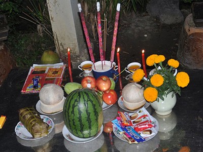 Mâm cúng ngoài trời không quá cầu kỳ. (Ảnh minh họa)