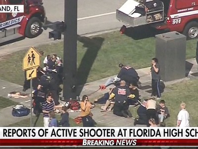 Các nạn nhân được cấp cứu ngay trên sân trường. (Ảnh: Fox News)