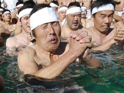 Tắm nước đá là nghi thức bắt nguồn từ Thần đạo, tôn giáo truyền thống của người Nhật Bản