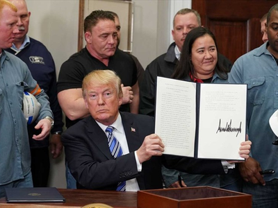 Tổng thống Donald Trump ký lệnh áp thuế với các sản phẩm thép và nhôm nhập khẩu vào Mỹ. Ảnh: Getty