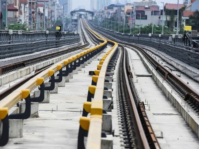 Cát Linh - Hà Đông là tuyến đường sắt đô thị đầu tiên ở Hà Nội, hiện đang vào các công đoạn cuối cùng trên công trường. Ảnh: Giang Huy.