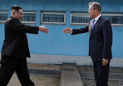 Lãnh đạo Triều Tiên và Hàn Quốc bắt tay ở đường phân giới tại khu phi quân sự. Ảnh: AFP.