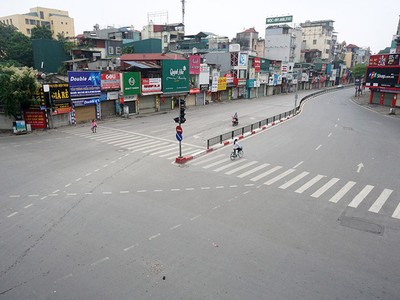 Đường phố Hà Nội vắng vẻ trong ngày nghỉ lễ