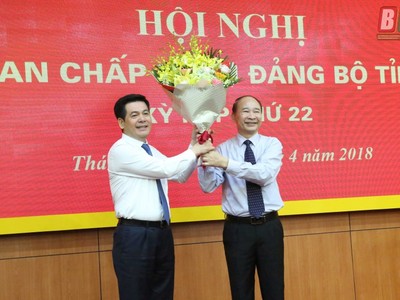 Đồng chí Phạm Văn Sinh (bên phải) chúc mừng đồng chí Nguyễn Hồng Diên được bầu giữ chức Bí thư Tỉnh ủy Thái Bình nhiệm kỳ 2015 – 2020. Ảnh báo Thái Bình.