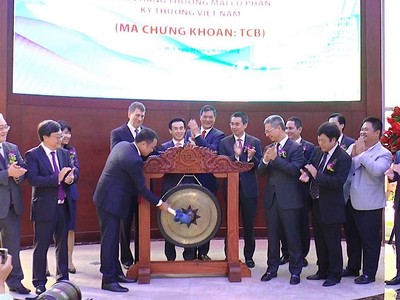 Chủ tich HĐQT Hồ Hùng Anh đánh tiếng cồng chào mừng cổ phiếu TCB chính thức giao dịch.