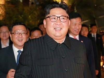 Lãnh đạo Triều Tiên Kim Jong-un tham quan các thắng cảnh của Singapore trong tối 11/6. Ảnh: KCNA.