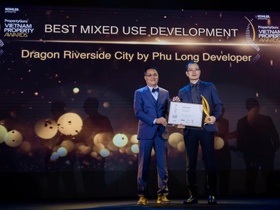 Ông Vũ Hoài Nam, Phó tổng giám đốc của Phú Long nhận giải.