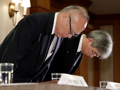 Cán bộ Đại học Y Tokyo cúi đầu xin lỗi tại cuộc họp báo ngày 7/8. Ảnh: AFP.