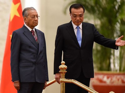 Thủ tướng Malaysia Mahathir Mohamad (trái) và Thủ tướng Trung Quốc Lý Khắc Cường tại lễ đón ở Bắc Kinh hôm 20/8. Ảnh: AFP.