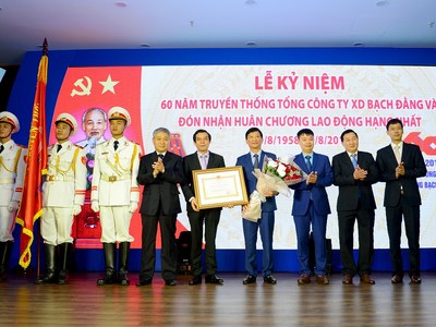 Ông Bùi Phạm Khánh – Thứ trưởng Bộ Xây dựng trao tặng Huân chương Lao động Hạng Nhất (lần thứ 3) cho Tổng công ty Xây dựng Bạch Đằng.