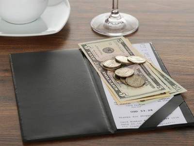 Nhiều người cho rằng không nhất thiết phải tip cho nhân viên, vì đó là công việc của họ. Tuy nhiên cũng có người cho rằng, vì lương bồi bàn thấp nên chủ yếu dựa vào tiền tip. Ảnh: HelloJob. 