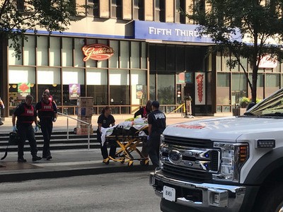 Nạn nhân thiệt mạng được đưa khỏi hiện trường vụ xả súng hôm 6/9. Ảnh: Reuters.