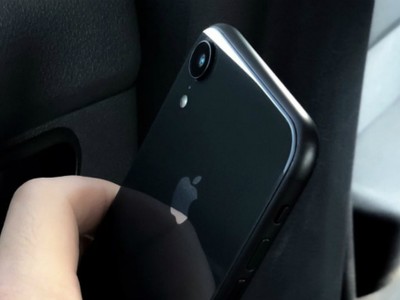 Khung viền iPhone Xc không bóng như ở iPhone X hay Xs, Xs Max sắp ra mắt. Ảnh: iphonesru